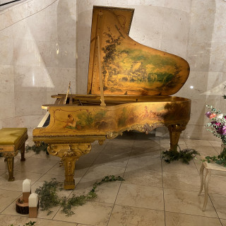 エントランスホールにある、ゴールデンスタインウェイのピアノ