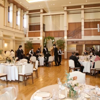 披露宴会場の写真です。天井が高いです。