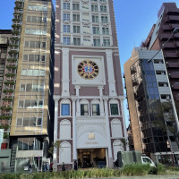 駅の出口出てすぐ目に飛び込んできた建物が挙式会場でした