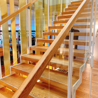 1階から広がる階段とガラスが、会場全体を明るく照らします。