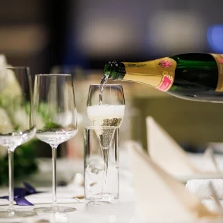 乾杯にはシャンパンが配られる