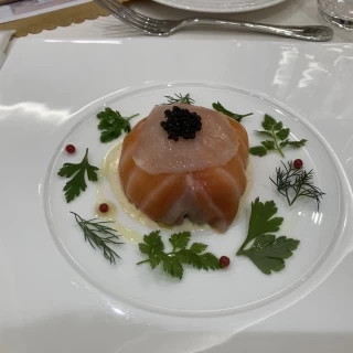 前菜例:サーモンとホタテ貝・キャビア