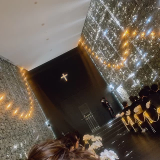 新郎新婦入場までカーテンが降りていてより木漏れ日を感じれる