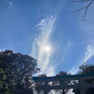 鳥居の向こうに、龍の形!?の雲が現れていました。