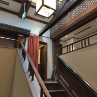 階段踊り場から見た披露宴会場に続く階段（THE PAGODA