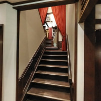 1階から見た披露宴会場に続く階段（THE PAGODA）