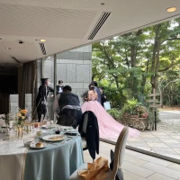 披露宴の庭から登場