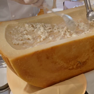 席の横で仕上げてくれるチーズリゾットです