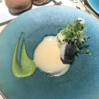 お皿がキャンバスのようです。シェフの腕が光ります。