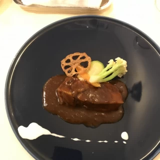 名物のタンシチュー。びっくりするくらい美味
