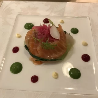 野菜とサーモンと真鯛。ソースはルッコラ、ビーツ、燻製マヨ