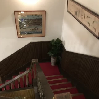赤い絨毯が素敵な階段