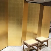 挙式前の控室です。金屏風の前で当日の説明をされます
