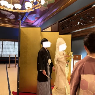 披露宴会場へ入場する際新郎新婦がお出迎えしてくれました