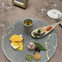 ホワイトアスパラガスとスモークチキンのオランデーズソース