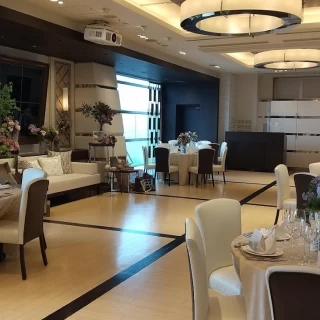 大人っぽい白の披露宴会場