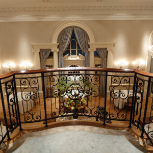 階段のところ。会場が見渡せます。|602916さんのオーベルジュ・ド・リル トーキョー(ひらまつウエディング)の写真(1339968)