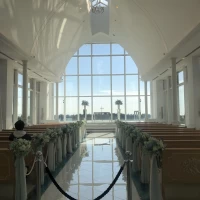 海が見えて明るく100人以上が座れる大きなチャペル