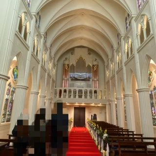チャペルの祭壇から見たチャペルの後ろ側の景色