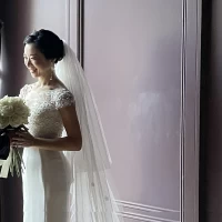 お部屋だからこそリラックスできた前撮り！壁紙がシックな印象に