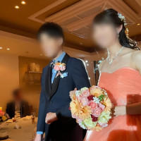 新婦の持っているブーケがカラードレスとあっていた