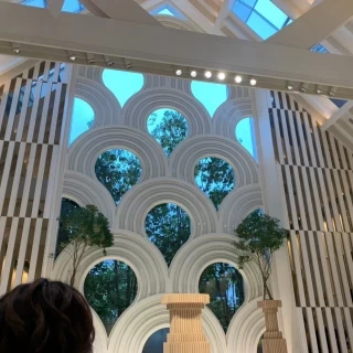 天井も高く神秘的なチャペル