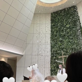 証明書へのサイン、バックの緑が印象的