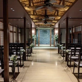 花を飾って華やかな雰囲気になる