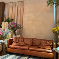 高砂のソファ席。お花の装飾が素敵です。