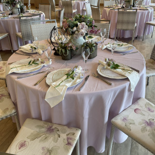 紫の綺麗なテーブルカラーでお洒落な会場に！