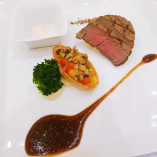 肉料理、柔らかかったですしソースも美味しかったです