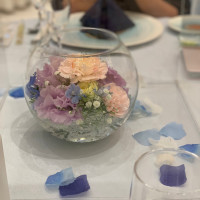 テーブル装花、持ち込んだ造花の花びらも飾ってもらいました