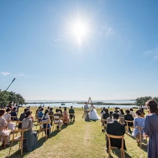 芝生の上での挙式
