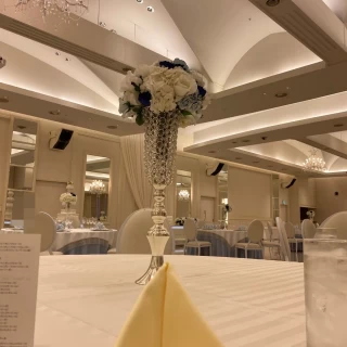 天井が高い方の披露宴会場