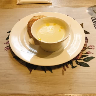 たまねぎのポタージュ。クリーミーでとてもおいしかったです。