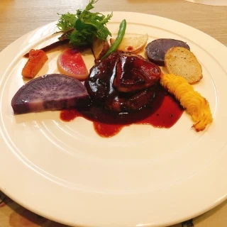 お肉が柔らかく、添えられたお野菜も美味しかったです。