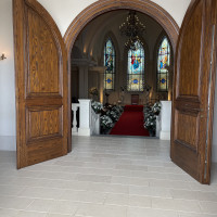 大きな扉が開くと、ステンドグラスが素敵な教会が！