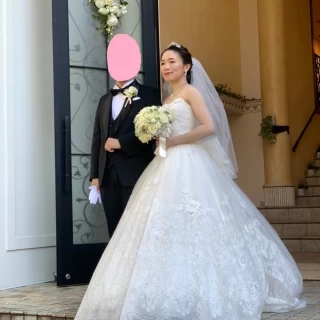 挙式後のチャペル入口での写真撮影