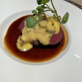 セレクトコースのお肉です。ソースが美味しいです