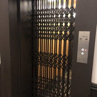 エレベーターが手動で扉を閉めるクラシカルなもの。
