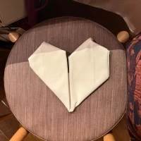 ゲストが席を離れている際に飾られていたみたいです。