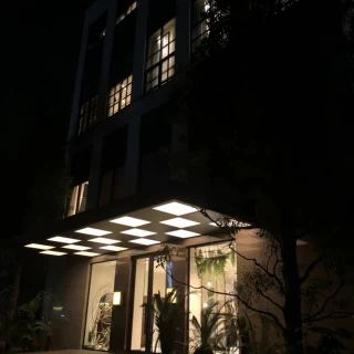 夜の外観