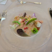 前菜はオマール海老とホタテ