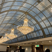 羽田空港側の披露宴会場の豪華な天井シャンデリア