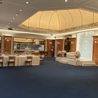 ネイビーの床には白のウエディングドレスが映えると思います