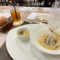 魚料理がプレゼントのように包まれていました。