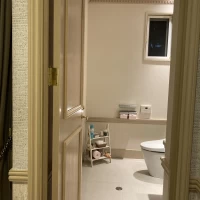 控室に個室のトイレもあります