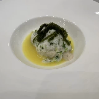 海ぶどうの乗った料理です。