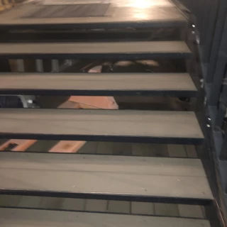 チャペルに入るまでに数段の階段がある