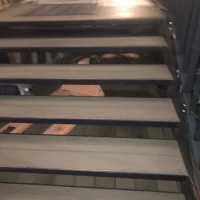 チャペルに入るまでに数段の階段がある